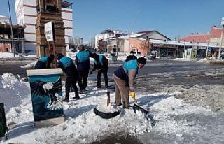 Çaldıran Belediyesi cadde ve sokakları buzdan arındırıyor