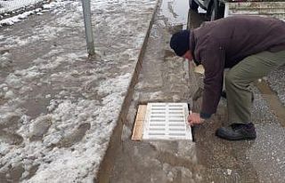 Çalınan mazgalların yerine yenisi monte edildi