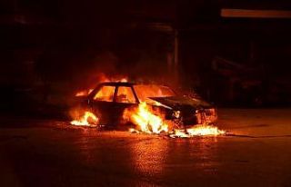 Çalışmayan aracını ateşe verdi, sönene kadar...