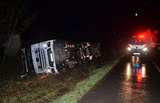 Cam yüklü tır şarampole devrildi: 1 yaralı