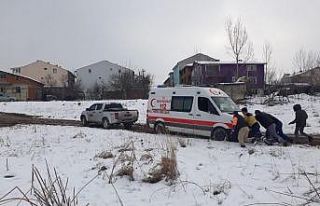 Çamura saplanan sağlıkçıların imdadına vatandaş...