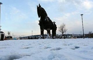 Çanakkale’de kar kalınlığı 17 santimetreye...