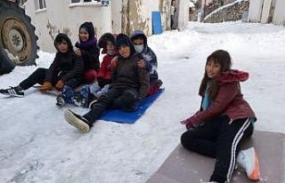 Çanakkale’de kar sevincini buzda kayarak çıkardılar