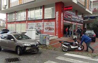 Çarptıkları motosiklet sürücüsünü ambulansa...