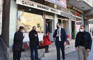 Çatak Kaymakamı Akbulut esnaf ve vatandaşlarla...