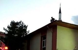 Çatıda mahsur kalan gencin imdadına itfaiye yetişti