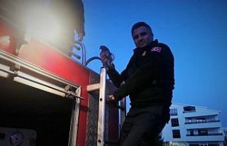 Çatıda sıkışan güvercin itfaiye ekipleri tarafından...