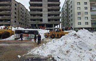 Çatıdan düşen tonlarca karın altında kalan 3...