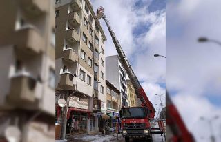 Çatılardan sarkan kar ve buz kütlelerini temizledi