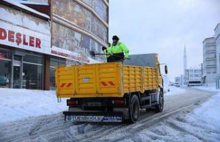 Çayırova’da karla mücadele aralıksız sürüyor