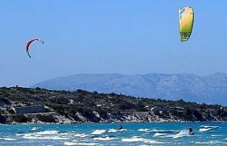 Çeşme’de Şubat ayında kite surf keyfi