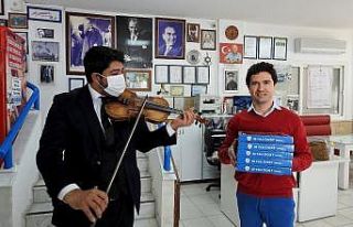 Çeşmeli esnaftan Sevgililer Günü’nde keman eşliğinde...
