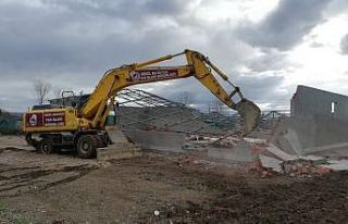 Çevre yolundaki kaçak yapı yıkıldı