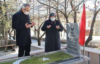 Çığ altında şehit olan Ufuk Deniz, kabri başında...