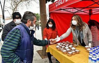 Çiğli Belediyesinden kandil simidi ve sıcak çorba...