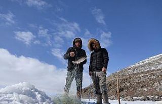 Çıldır Gölü’nde ‘Eskimo’ usulü balık...