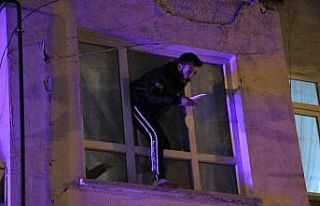 Çocuğunu görmek için bıçakla cama çıktı,...