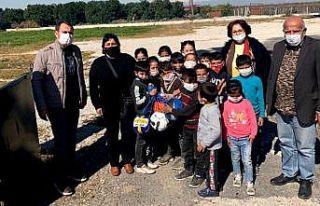 Çocuk ve gençlere top dağıtıldı