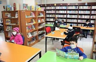 Çocuklar hem eğleniyor, hem okuma alışkanlığı...