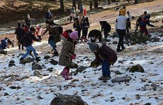 Çocuklar hem oynadı hem çevre temizliği yaptı