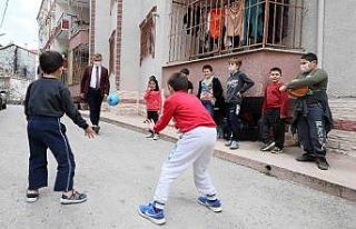 Çocuklar sokak futbolu taktiklerini Başkan Büyükakın’dan...