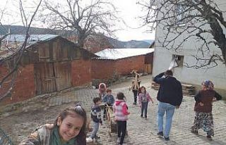 Çocuklar tahta araçlarla kıyasıya yarıştı