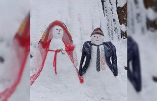 Çocuklardan maskeli kardan adam