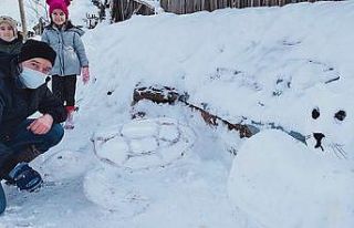 Çocukları için kardan yaptığı eserler büyük...