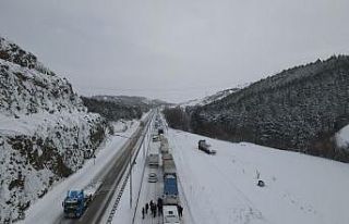 Çorum-Samsun karayolu yoğun kar yağışı ve buzlanma...
