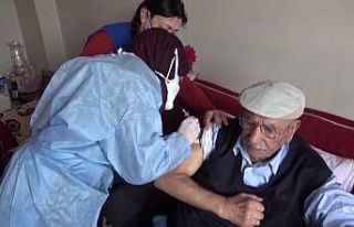 Covid-19 aşılaması evlerde devam ediyor