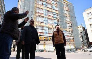 Cumhuriyet caddesinde dış cephe giydirme devam ediyor