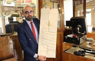Dedesinden kalan gramofona gözü gibi bakıyor