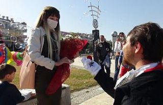 Delikanlı kostümün içinden çıktı genç kız...