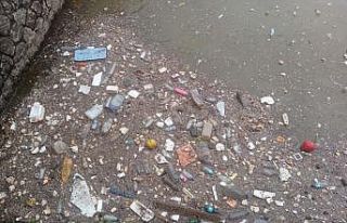 Deniz atılan plastik atıklar fırtınayla limana...