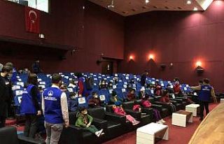 Depremzede çocuklar sinema keyfi yaşadı