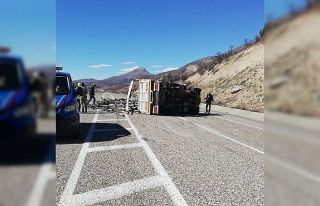 Devrilen kamyon Adıyaman-Gölbaşı yolunu trafiğe...