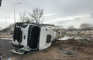 Devrilen tankerden tonlarca çamaşır suyu yola aktı