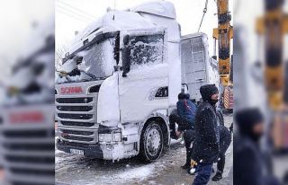 Devrilen tır ve maddi hasarlı kazalar ulaşımda...