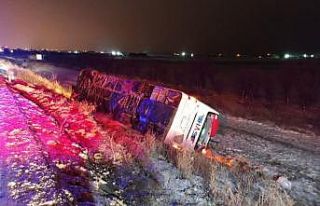 Devrilen tıra yardım için duran otomobile otobüs...