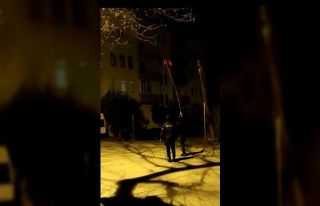 Devriye gezen bekçilerin bayrak hassasiyeti kamerada