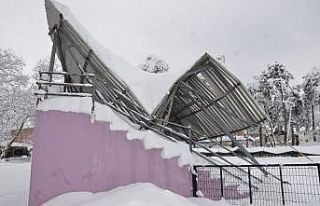 Dikmen’i kar vurdu: Kar 1 metreyi aştı, çatılar...
