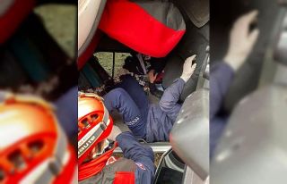 Direksiyon hakimiyetini kaybeden sürücü aracıyla...