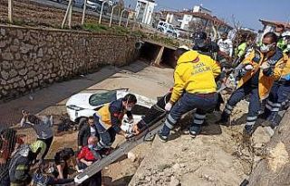 Direksiyon hakimiyetini kaybeden sürücü kanala...