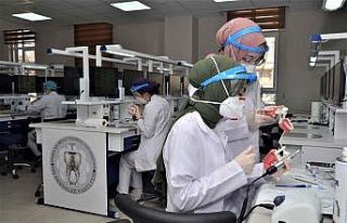 Diş Hekimliği Fakültesinde yüz yüze pratik eğitim...