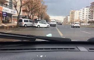 Diyarbakır’da 2 kişinin yaralandığı kaza anı...