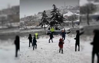 Diyarbakır’da polisler çocuklarla kar topu oynadı