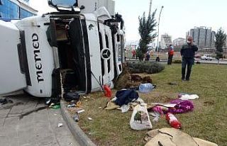 Diyarbakır’da tır devrildi, karayolu ulaşıma...