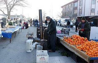 Doğu Anadolu buz kesti, pazarcılar soğuktan korunmak...