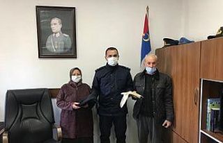 Doğudaki Mehmetçikler için yün çorap ördü