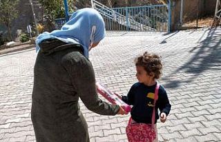 Doku nakli olan Leyla köy köy gezip çocuklara oyuncak...